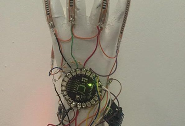 İşaret Dilini Yazı ve Sese Çeviren Yeni Bir Eldiven 30 konusan eldiven