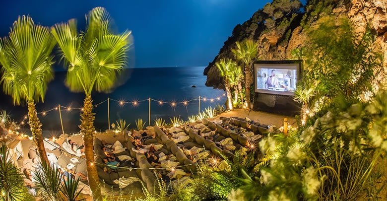 sahilde acik hava sinema